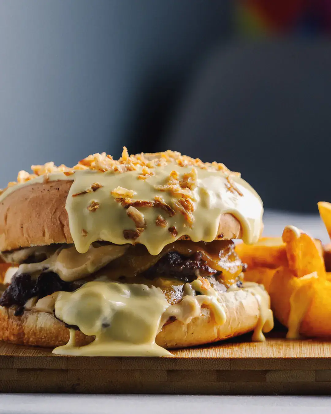Fotografie de produs — burger gourmet pe planșetă de lemn