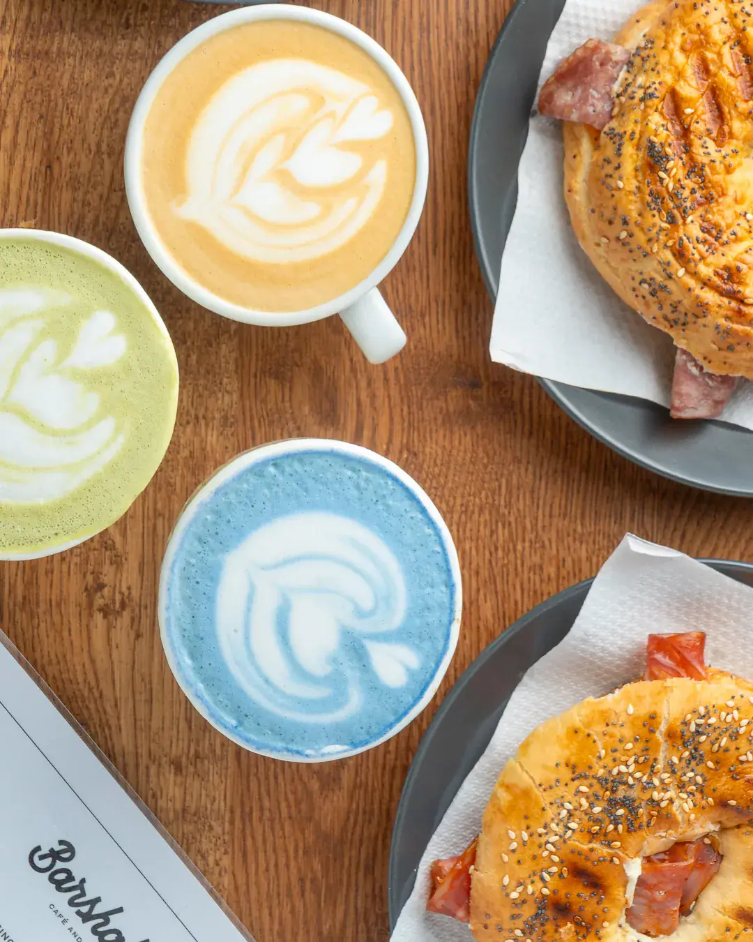 Foto food — latte art și produse de patiserie, vedere de sus