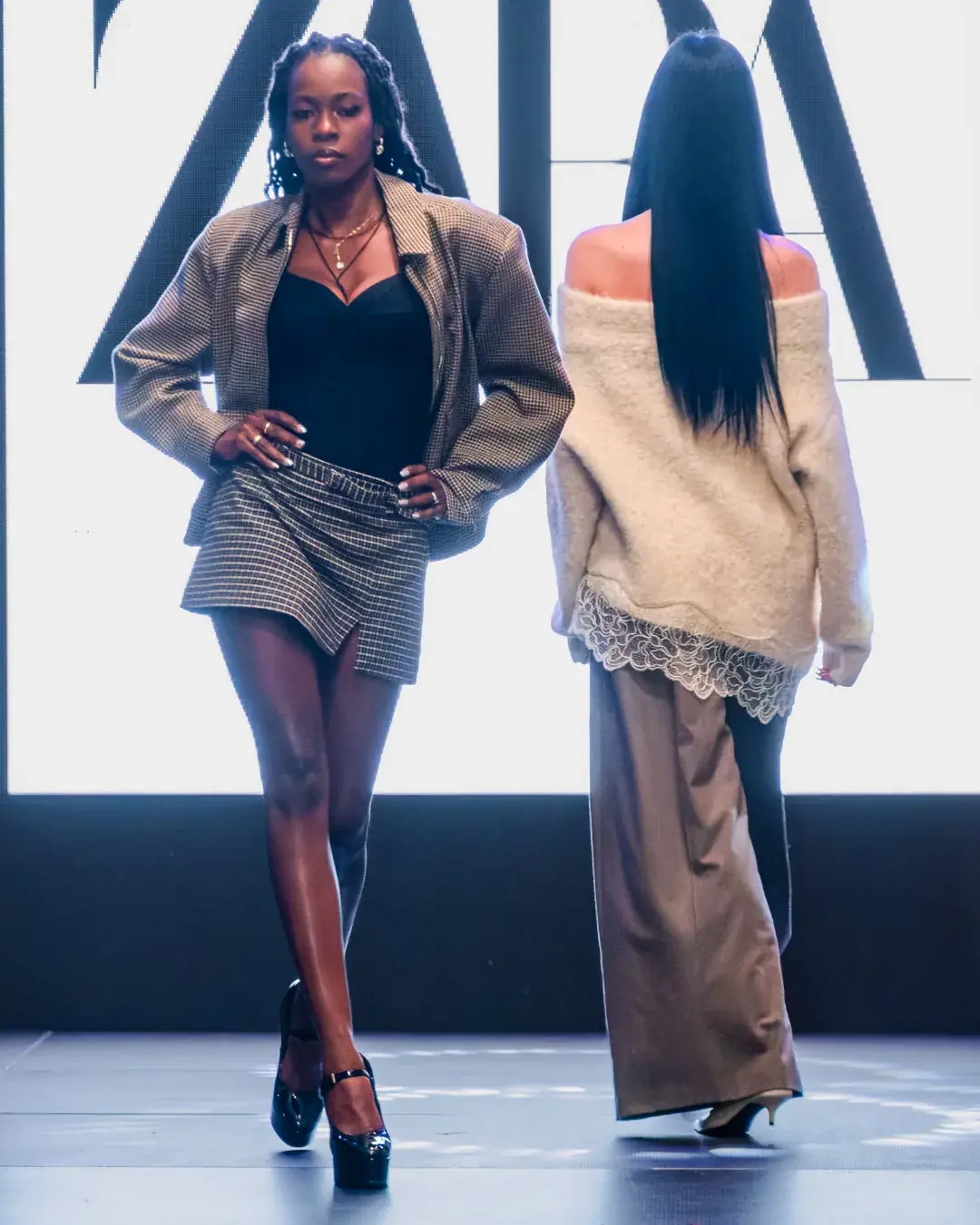 Fashion video — modele pe podium pentru defilare Zara