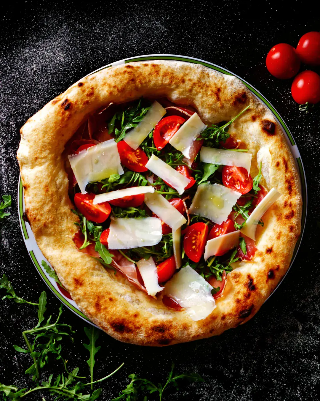 Fotografie produs — pizza cu prosciutto pe fundal întunecat