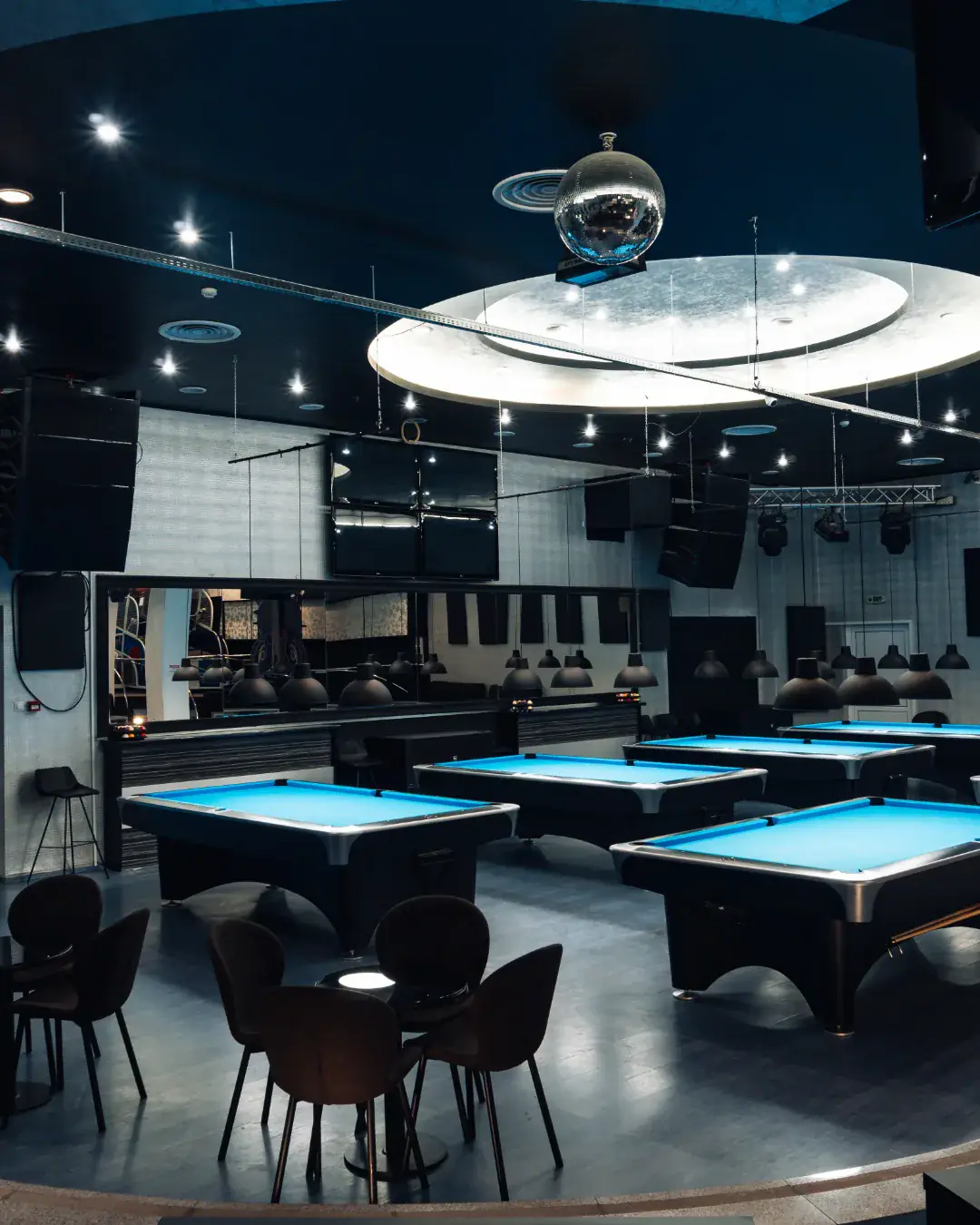 Foto comercial — interior local biliard cu mese iluminate